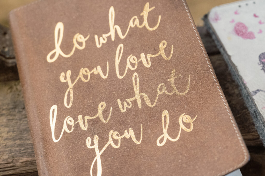 Notizbuch mit der Aufschrift "Do what you love, love what you do"